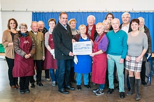 Scheckübergabe an Garchinger Tisch